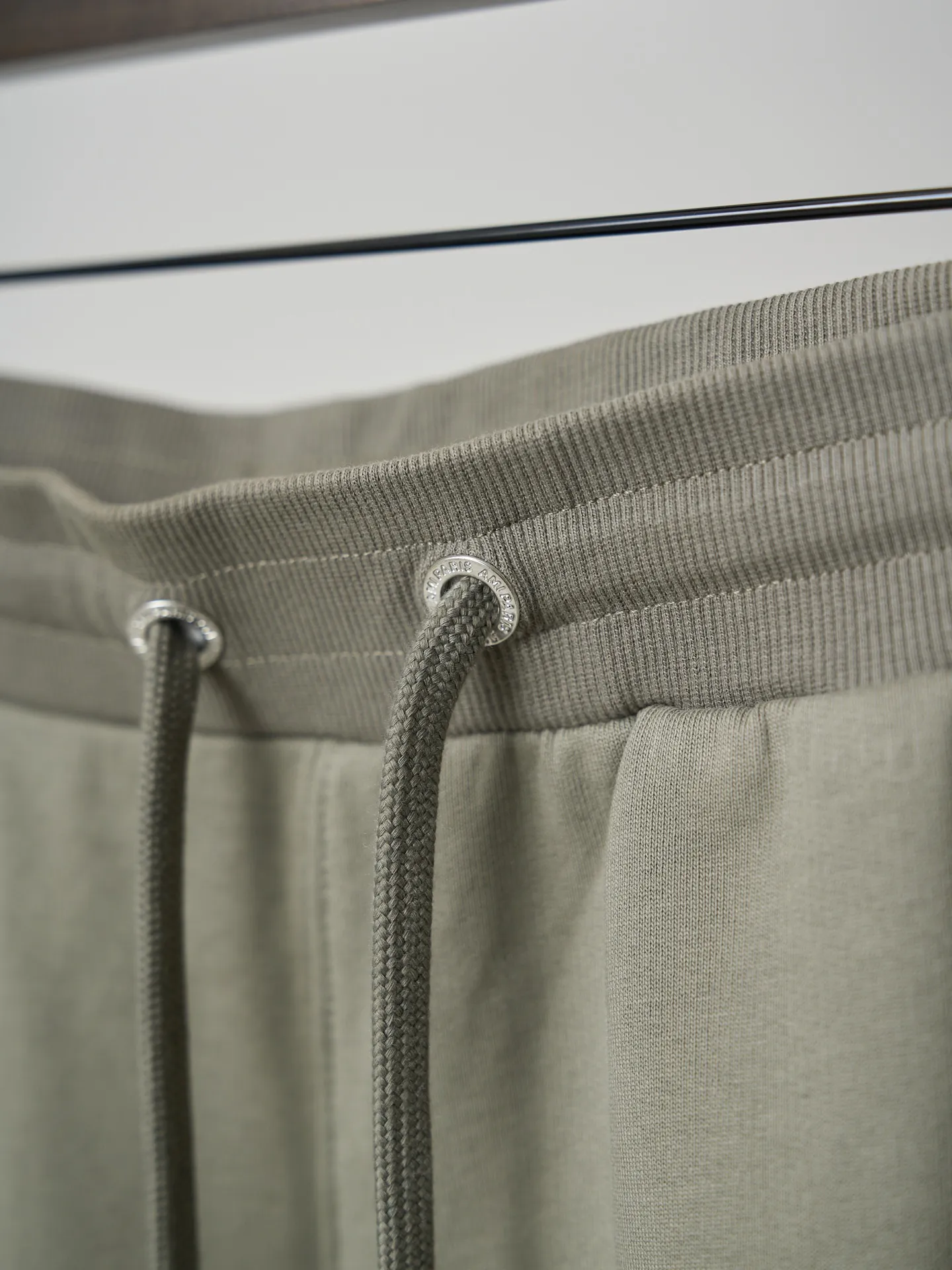 [Real auction] Ami/Ami love heart embroidered shorts [In Stock] S M L Love embroidery work with high precision, smooth and delicate lines, fermentation washing and softening, using the fermentation effect produced by mixing yeast, water and mild detergent to gently treat the fabric, improving the overall softness and loose fit.